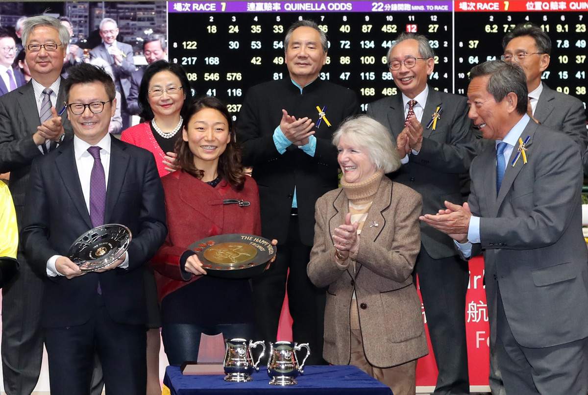 Dr. Simon S O Ip, Chairman of the HKJC and Mrs. Sheila Ip officiate at the Happy Valley Trophy presentation. Born In China’s winning owners are Guo Qin Jun, Kwok Ho and Chiu Yi. Trainer Francis Lui and jockey Douglas Whyte are also presented with souvenirs.