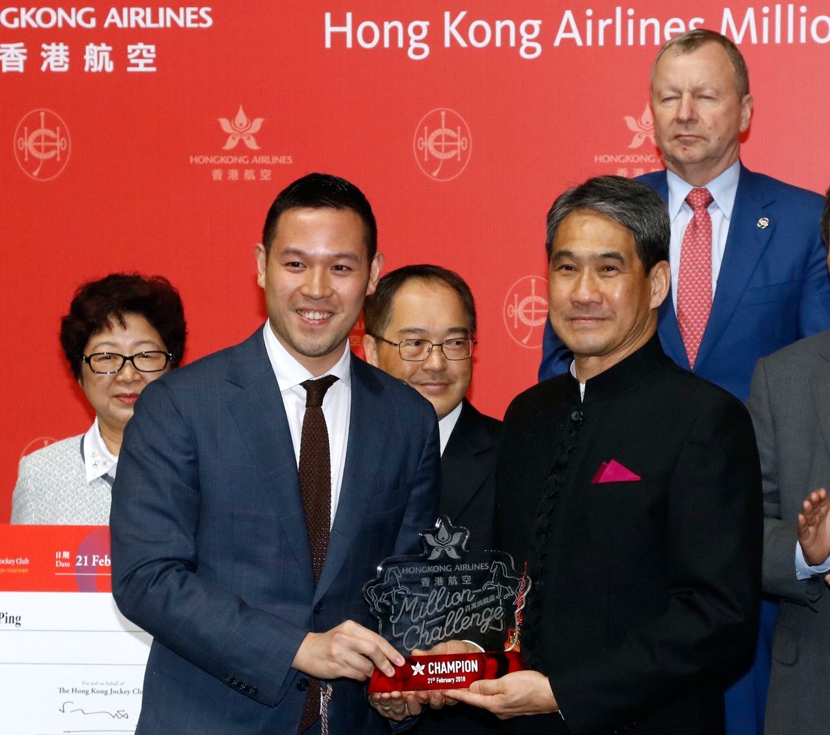 Vice Chairman of Hong Kong Airlines, Mr. Tang King Shing , Vice Chairman and President, Mr. Wang Liya , and Vice President Mr. Vitoo Zhan Xuewai , present a souvenir each to the owners and representatives of the top three horses and winning Trainer.