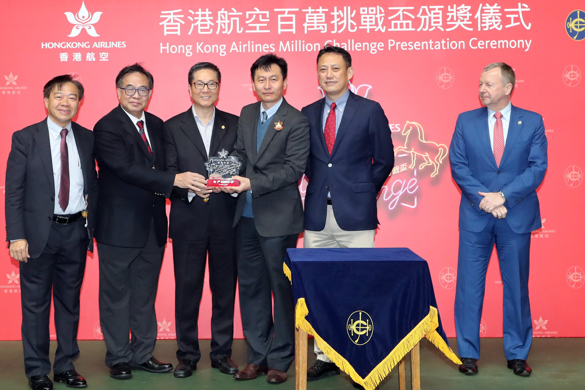 Vice Chairman of Hong Kong Airlines, Mr. Tang King Shing , Vice Chairman and President, Mr. Wang Liya , and Vice President Mr. Vitoo Zhan Xuewai , present a souvenir each to the owners and representatives of the top three horses and winning Trainer.