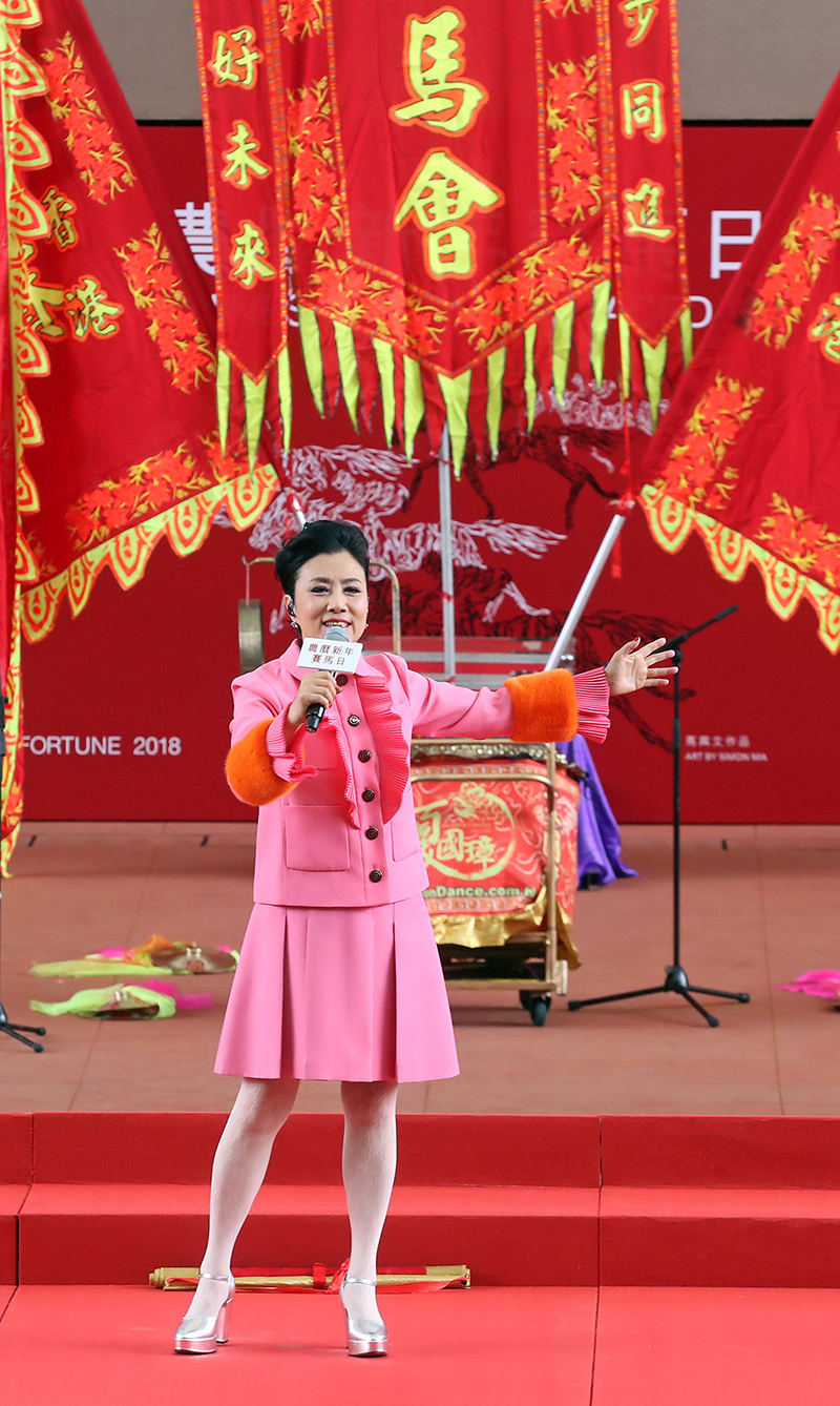 Veteran Hong Kong singers Adam Cheng and Liza Wang perform their popular CNY tunes.