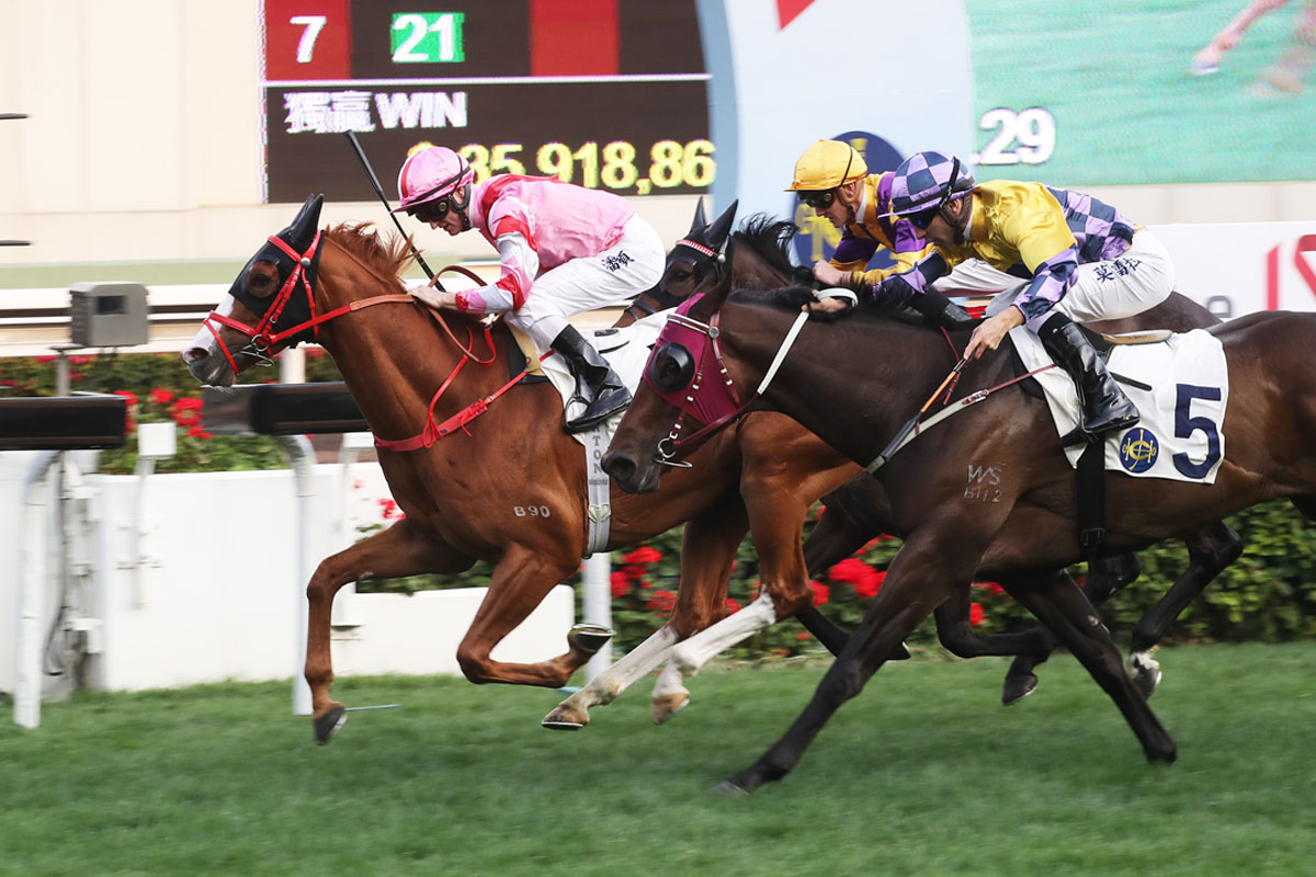 Purton and Simply Brilliant hold off the Joao Moreira-ridden Easy Go Easy Win (5).