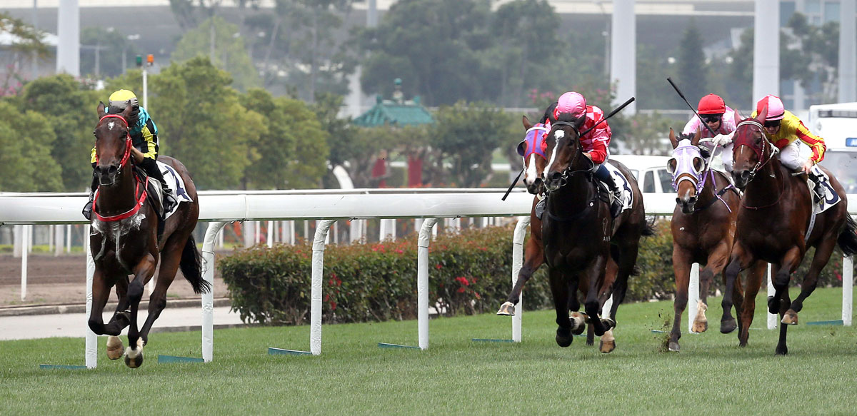Raging Storm (left) makes all to open his Hong Kong account last start.