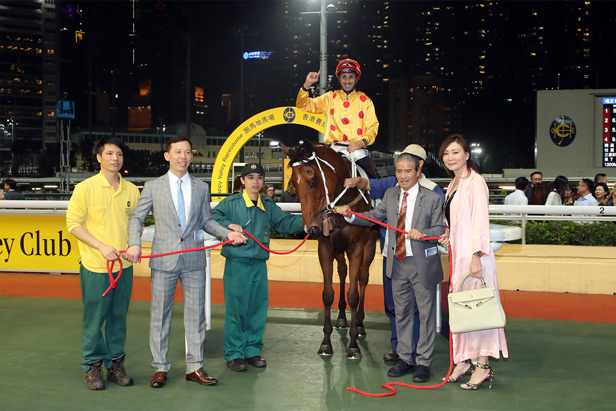 Gold Mount (No. 2), trained by Tony Cruz and ridden by Alberto Sanna, wins the Class 1 Happy Valley Vase (1800m) at Happy Valley tonight.