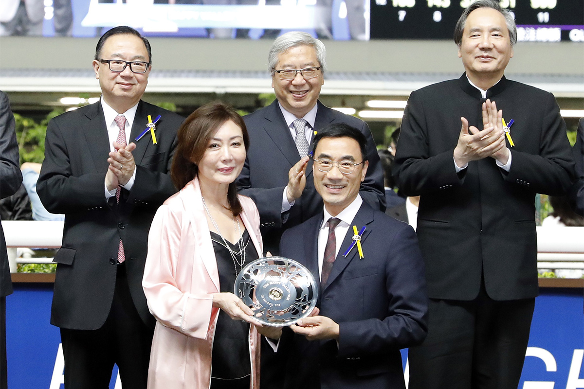Mr. Michael T H Lee (right), Steward of the HKJC, presents the Happy Valley Vase and souvenirs to the representative for Gold Mount’s owner Pan Sutong, trainer Tony Cruz and jockey Alberto Sanna.