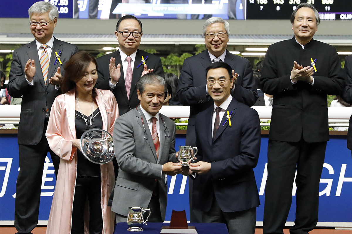 Mr. Michael T H Lee (right), Steward of the HKJC, presents the Happy Valley Vase and souvenirs to the representative for Gold Mount’s owner Pan Sutong, trainer Tony Cruz and jockey Alberto Sanna.