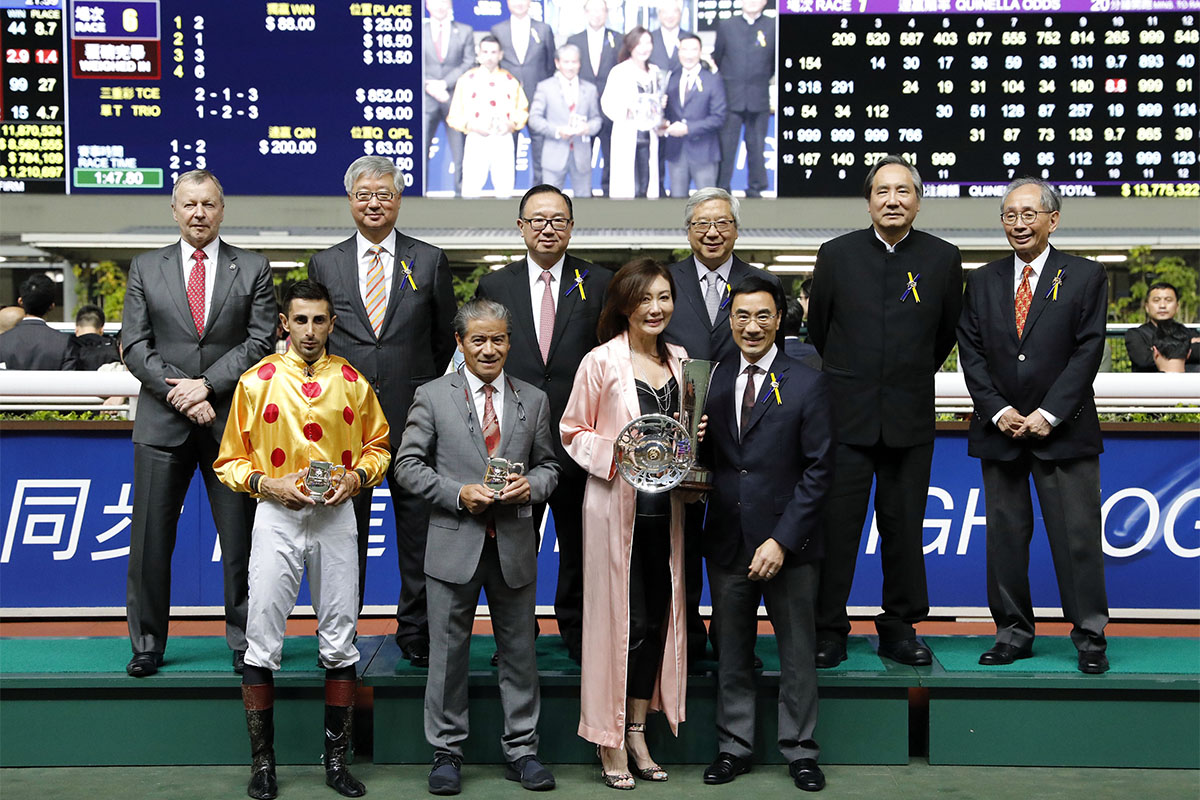 A group photo at the presentation ceremony of the Happy Valley Vase.