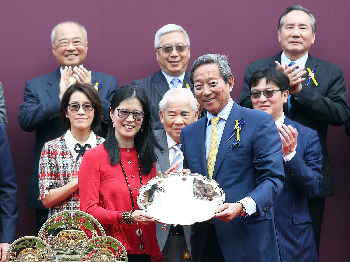 Dr Simon Ip, Chairman of HKJC, presents the Chairman’s Sprint Prize trophy to Mrs Michael T H Lee, owner representative of Ivictory and gold-plated dishes to Dr Henry Chan Hin Lee, owner of Ivictory, winning trainer John Size and jockey Zac Purton.