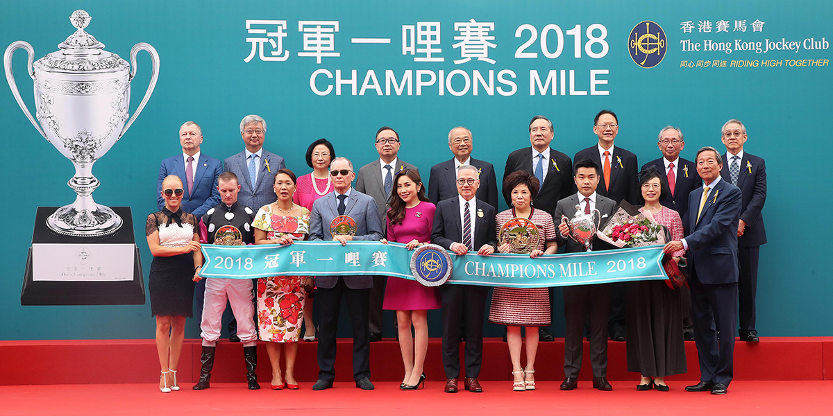 All pose for a group photo at the Champions Mile trophy presentation ceremony.
