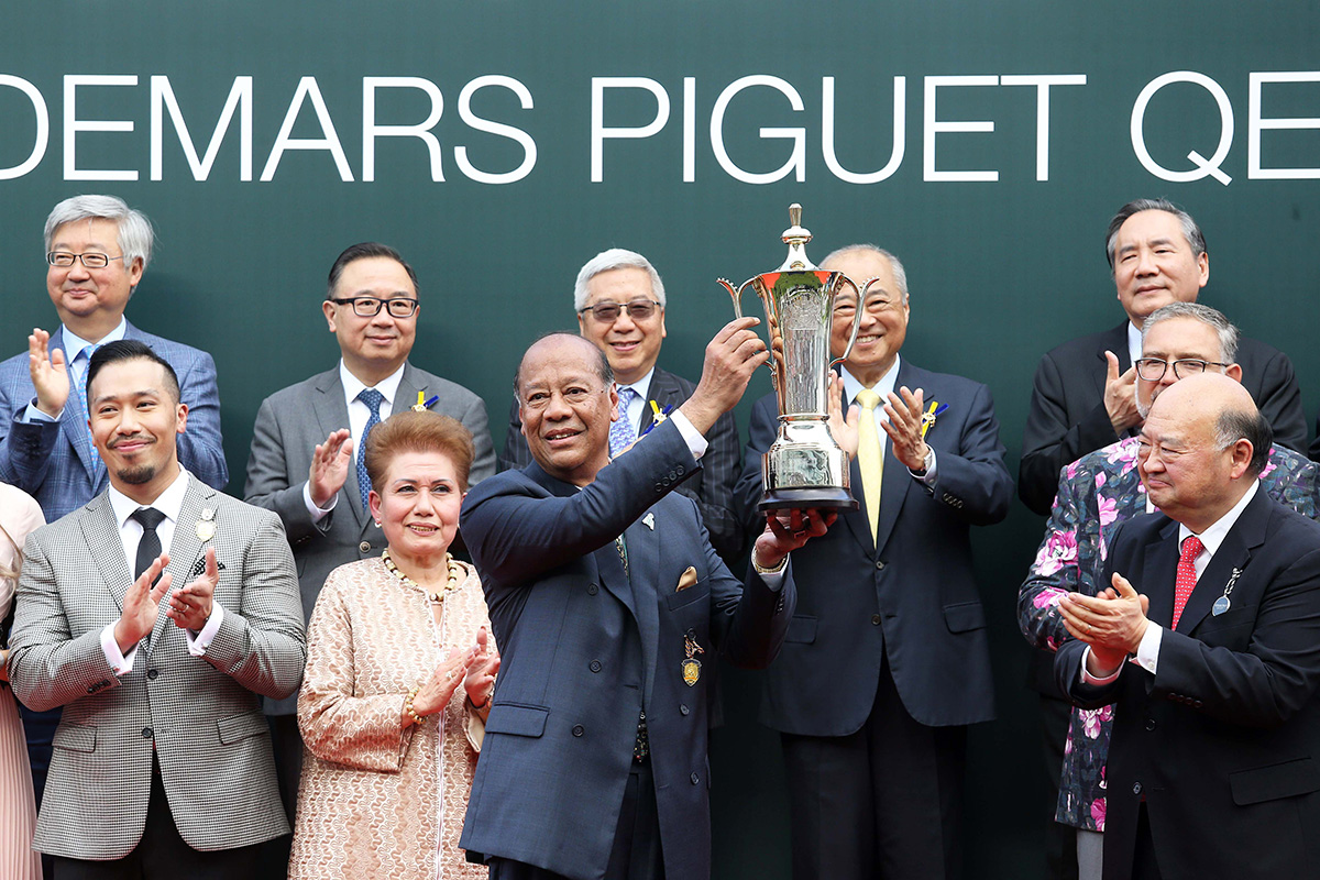 At the Audemars Piguet QEII Cup trophy presentation ceremony, The Hon. Geoffrey Ma Tao-li (right), Chief Justice of the Court of Final Appeal of the HKSAR, presents the winning trophy to Pakistan Star’s owner Kerm Din, trainer Tony Cruz and jockey William Buick.