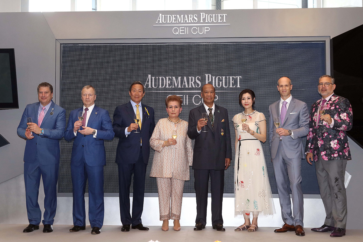 Dr Simon Ip (3rd from left), Chairman of HKJC; Winfried Engelbrecht-Bresges (2nd from left), CEO of HKJC; senior officials from Audemars Piguet, and the owner of Audemars Piguet QEII Cup winner Pakistan Star, toast for the success of this year’s AP QEII Cup.