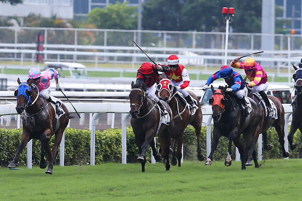 Zac Purton on Experto Crede (red and black) edges the Joao Moreira-ridden Empire Star (in blue) into second when scoring a five-timer at Sha Tin last Sunday.