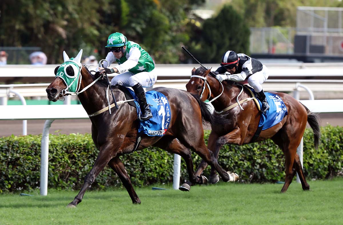 Pakistan Star takes his second G1 win of the season in the Standard Chartered Champions & Chater Cup at Sha Tin today.