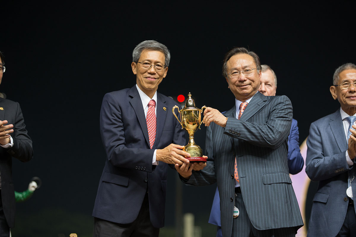 Boniface Ho Ka Kui (right), owner of Southern Legend, receives the winning trophy at the presentation ceremony.