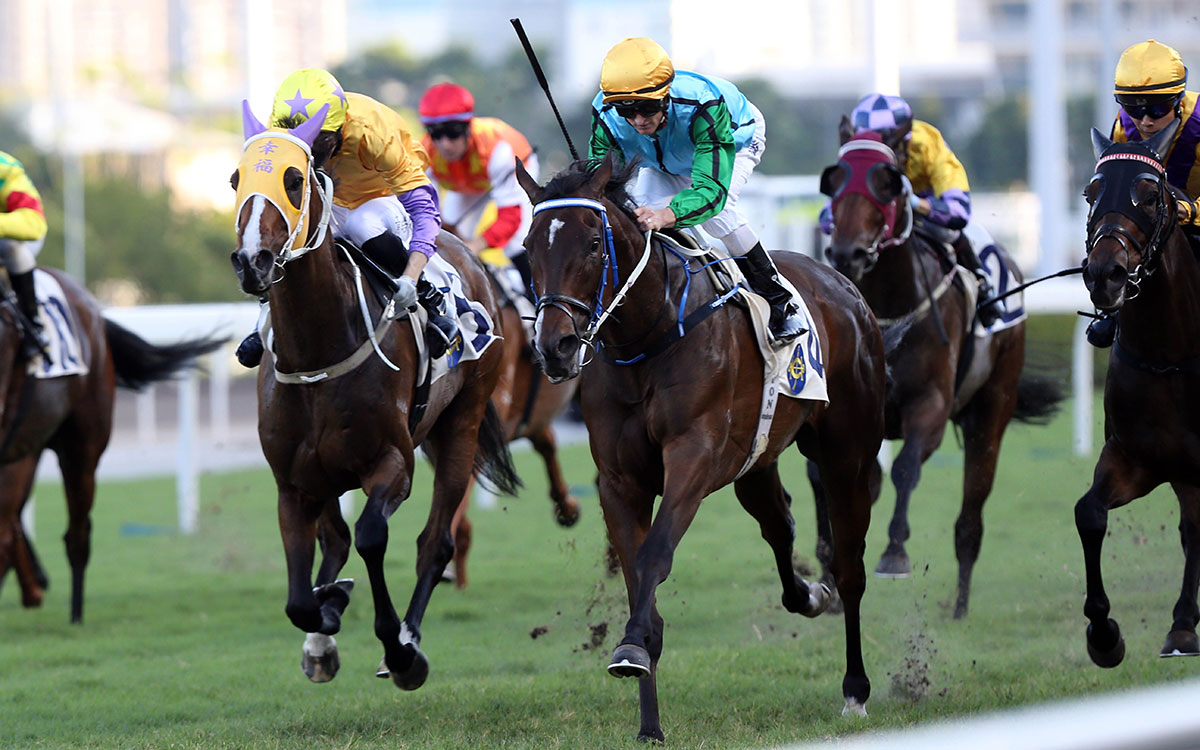 Zac Purton steers Rise High (green and blue) to victory in the Class 2 Tourmaline Handicap.