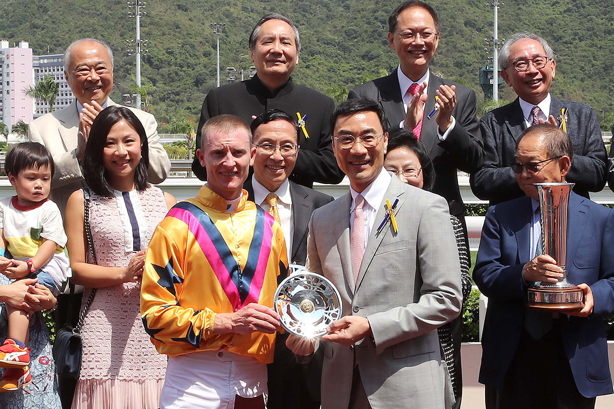Michael Lee, a Steward of the Club, presents the winning trophies to Winner’s Way’s Owners Peter Young Wai Po and Dr Arthur Leung Shing Tat, trainer Tony Cruz and jockey Zac Purton.