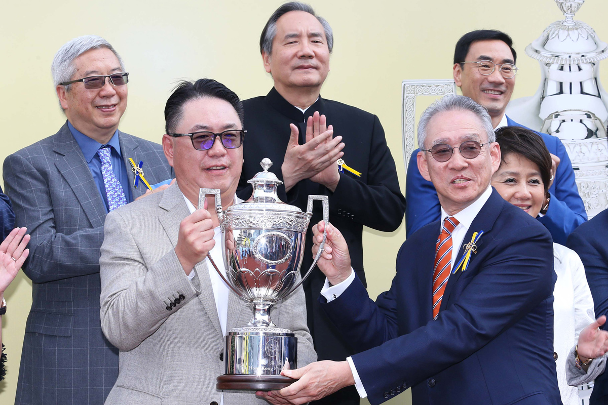 Anthony W K Chow (right), Deputy Chairman of The Hong Kong Jockey Club, presents the Hong Kong Macau Trophy and silver dishes to owner’s representatives of California Whip, winning trainer Tony Cruz and jockey Neil Callan.
