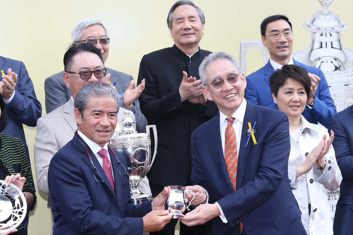 Anthony W K Chow (right), Deputy Chairman of The Hong Kong Jockey Club, presents the Hong Kong Macau Trophy and silver dishes to owner’s representatives of California Whip, winning trainer Tony Cruz and jockey Neil Callan.