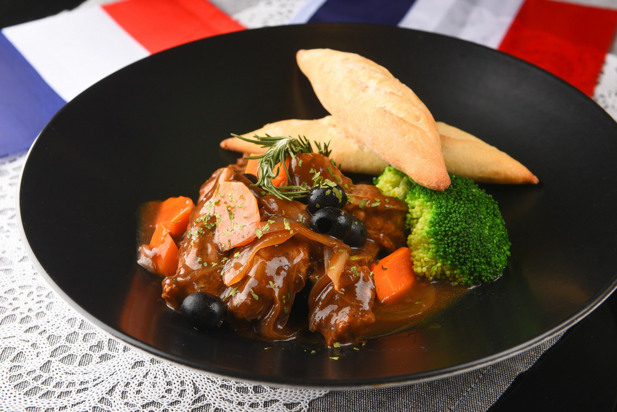 Braised Beef in Spices and Red Wine with Baguette (HK$75)