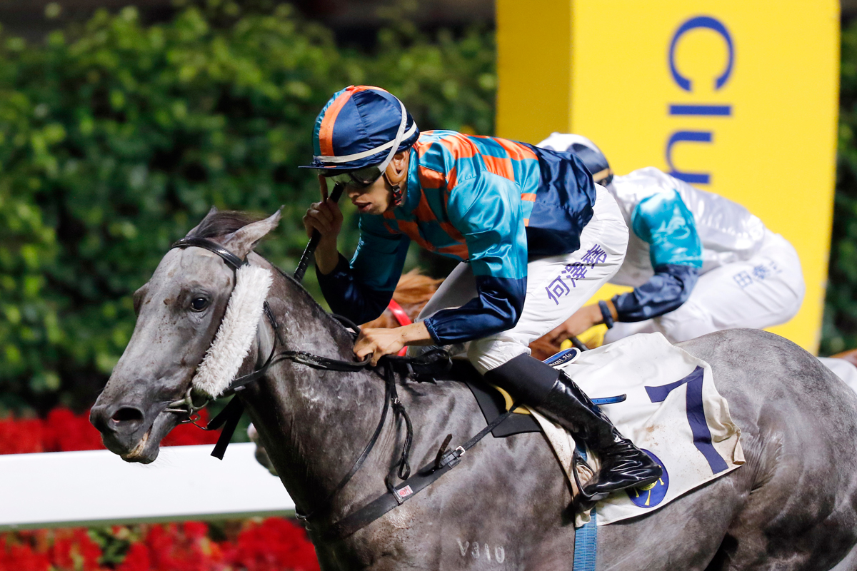 Super Turbo continued his strong record at the Happy Valley finale meeting with his win in the Class 2 Sun Jewellery Handicap under Vincent Ho.