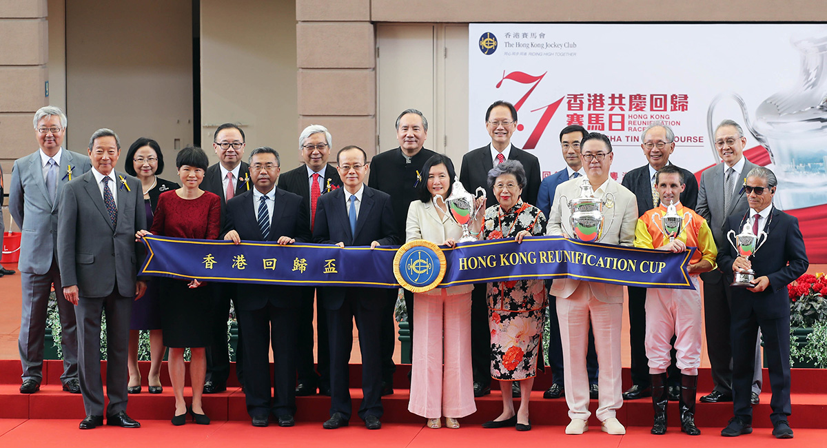 Club Chairman Dr Simon S O Ip (front row, 1st left) joins Deputy Director of Liaison Office of the Central People’s Government in the Hong Kong S.A.R. Yang Jian (front row, 4th left), Deputy Commissioner of Office of the Commissioner of the Ministry of Foreign Affairs of the People’s Republic of China in the Hong Kong Special Administrative Region Yang Yirui (front row, 3rd left) and Club Stewards at the Hong Kong Reunification Cup trophy presentation.