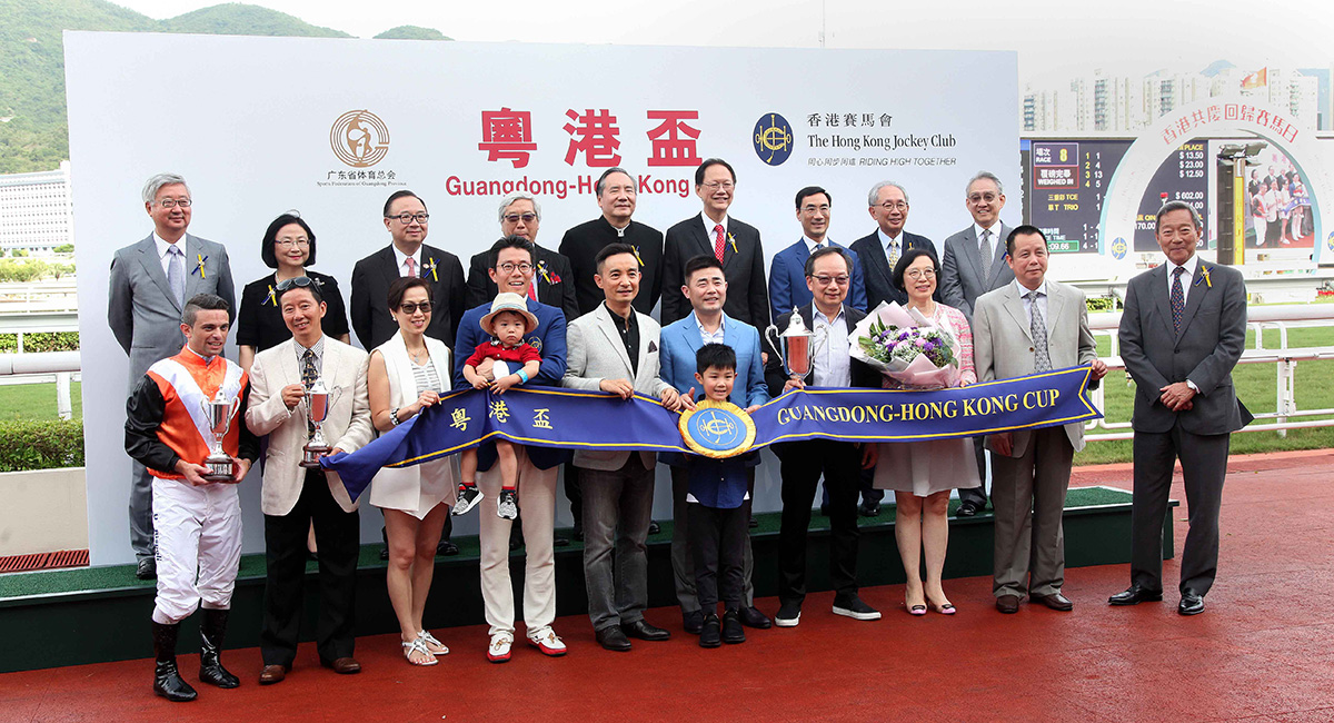 Secretary for Food and Health Professor Sophia Chan Siu-chee (front row, 3rd right) joins Vice Director-General, Sports Bureau of Guangdong Province, Xu Jianping (front row, 2nd right) to present trophies to the winning owner, trainer and jockey of The Guangdong-Hong Kong Cup.