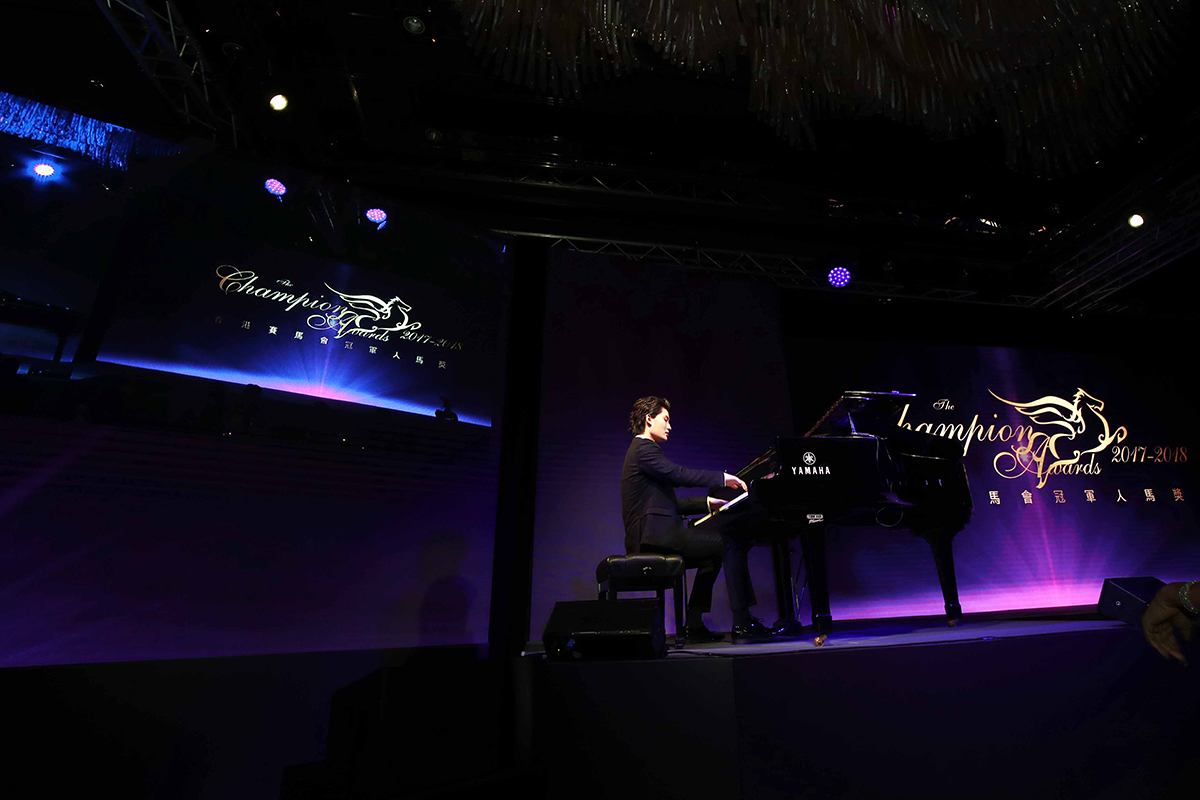 John Szeto, a recipient of a Hong Kong Jockey Club Scholarship and Erhu performer, and Shengliang Zhang (also known as Niu Niu), the internationally-renowned pianist, deliver impressive musical performances to delight Champion Awards guests.