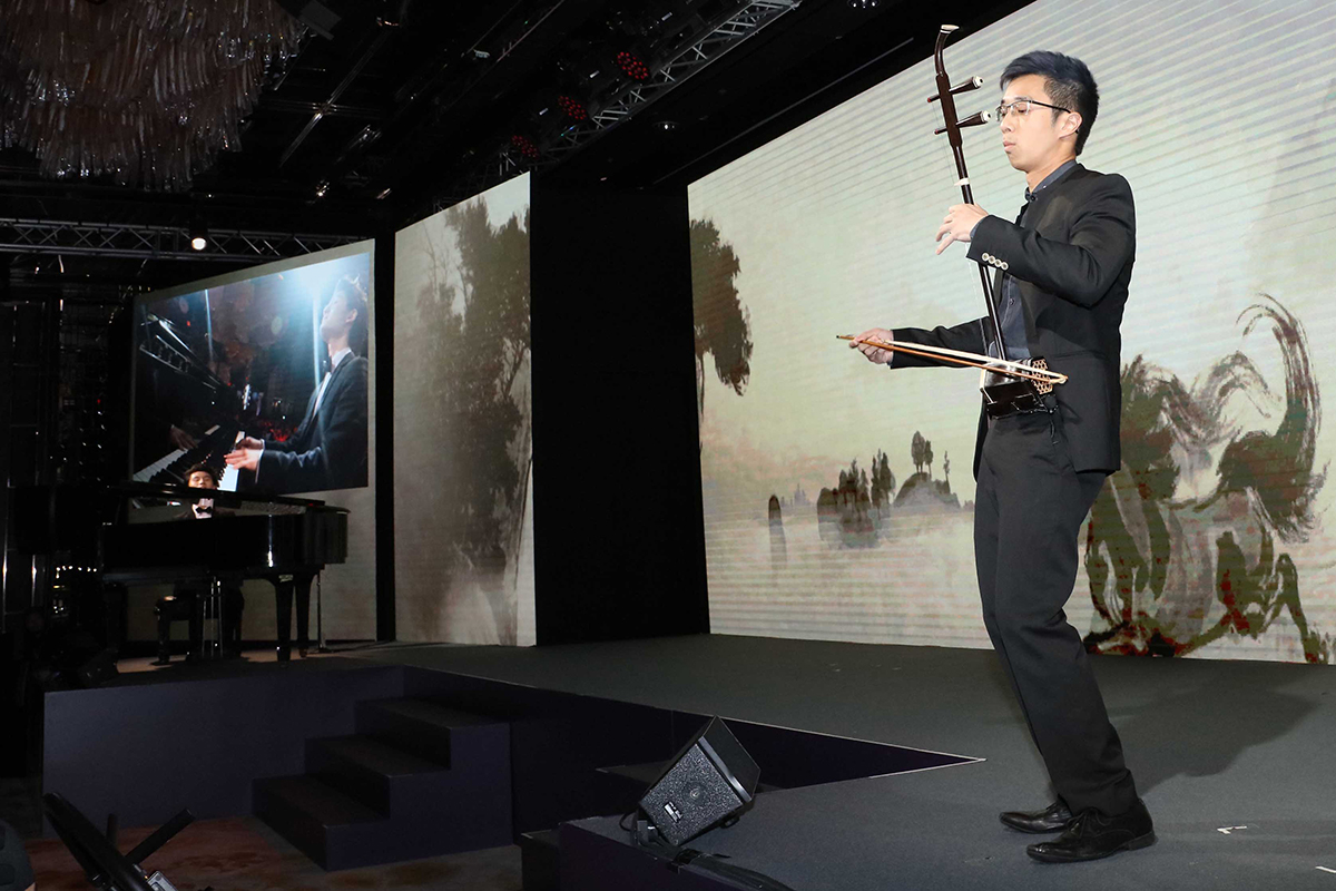 John Szeto, a recipient of a Hong Kong Jockey Club Scholarship and Erhu performer, and Shengliang Zhang (also known as Niu Niu), the internationally-renowned pianist, deliver impressive musical performances to delight Champion Awards guests.