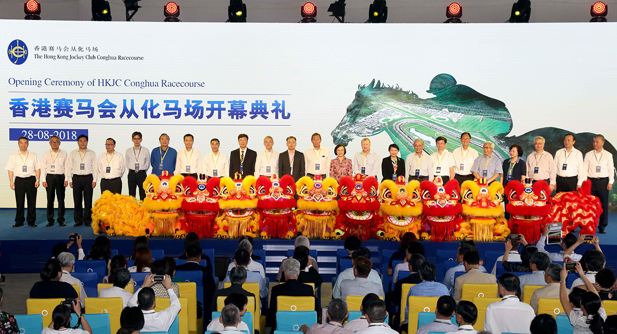 Club Chairman Dr Simon S O Ip (centre); Vice Director, Hong Kong and Macao Affairs Office of the State Council, Song Zhe (11th left); Chairman, the Standing Committee of Guangzhou Municipality People’s Congress Chen Jianhua (9th left); Secretary for Food and Health of Hong Kong SAR Professor Sophia Chan (11th right); Club Deputy Chairman Anthony W K Chow (10th left) and Club Chief Executive Officer Winfried Engelbrecht-Bresges (10th right) officiate at the opening ceremony of Conghua Racecourse. Other honourable guests are (from left) Deputy Director General, Guangdong Sub-Administration of Customs Zhou Yunbao; Deputy Secretary General, Guangzhou Municipal Government, Ma Shu; Inspector, Port Management Office of Shenzhen Municipality Liao Maoxiong; Club Steward the Hon Martin Liao; Permanent Secretary for Food and Health (Food) of Hong Kong SAR Philip Yung Wai-hung; Club Steward Stephen Ip Shu Kwan; Director General, Hong Kong and Macao Affairs Office of Guangdong Province, Liao Jingshan; Club Steward Michael T H Lee; (From right) Chairman, Chinese Equestrian Association Zhang Xiaoning; Chairman, China Construction Eighth Engineering Division Corp., Ltd Xiao Rongchun; Club Steward Silas S S Yang; Inspector (Grade Two), Department of Animal and Plant Quarantine, General Administration of Customs Li Yijuan; Club Steward Dr Eric Li Ka Cheung; Club Steward Philip N L Chen; Party Secretary of the Conghua Party Committee Zhuang Yuequn; Club Steward Lester C H Kwok; Permanent Secretary for Home Affairs of Hong Kong SAR Cherry Tse Ling Kit-ching.
