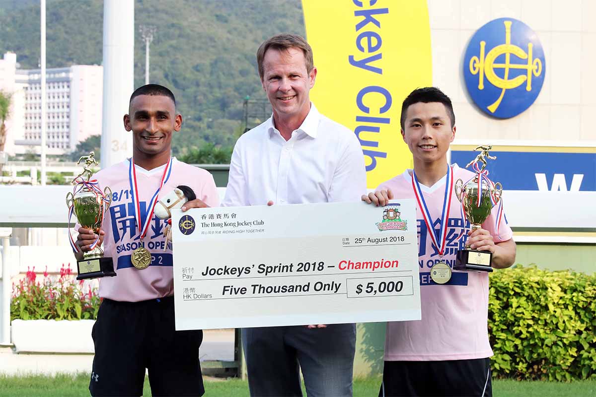 At the presentation ceremony, Andrew Harding, Executive Director, Racing presents the winning trophies, medals and prizes to Jockeys’ Sprint winners Matthew Poon and Karis Teetan, second-placed team Jerry Chau Chun Lok and Dylan Mo, and third-placed Jack Wong and Zac Purton.