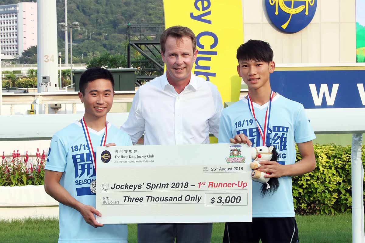 At the presentation ceremony, Andrew Harding, Executive Director, Racing presents the winning trophies, medals and prizes to Jockeys’ Sprint winners Matthew Poon and Karis Teetan, second-placed team Jerry Chau Chun Lok and Dylan Mo, and third-placed Jack Wong and Zac Purton.