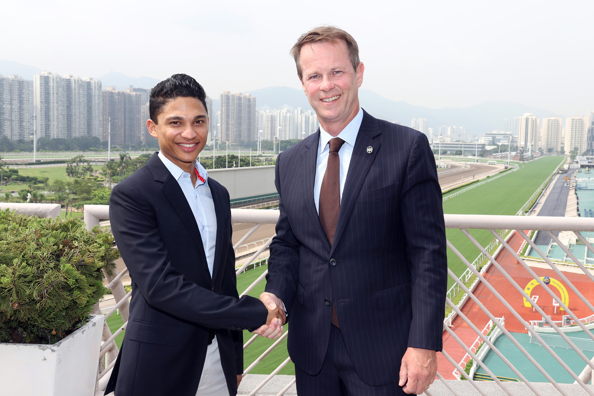 The Hong Kong Jockey Club’s Executive Director, Racing, Mr. Andrew Harding welcomes Van Niekerk.