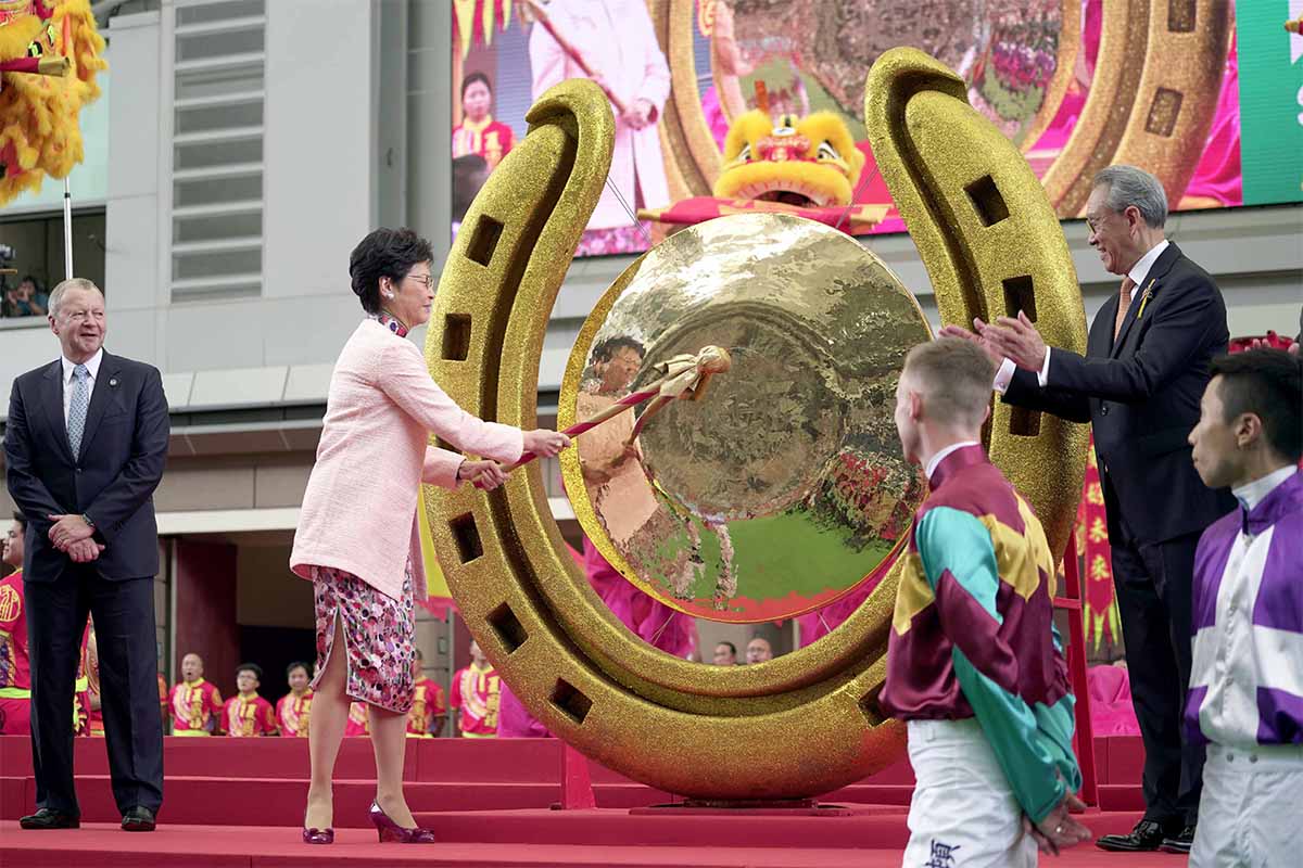 The Hon. Mrs. Carrie Lam Cheng Yuet-ngor, HKSAR Chief Executive officially opens the 2018/19 racing season by striking the ceremonial gong at today’s opening ceremony.