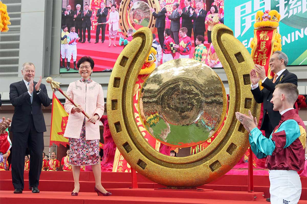 The Hon. Mrs. Carrie Lam Cheng Yuet-ngor, HKSAR Chief Executive officially opens the 2018/19 racing season by striking the ceremonial gong at today’s opening ceremony.