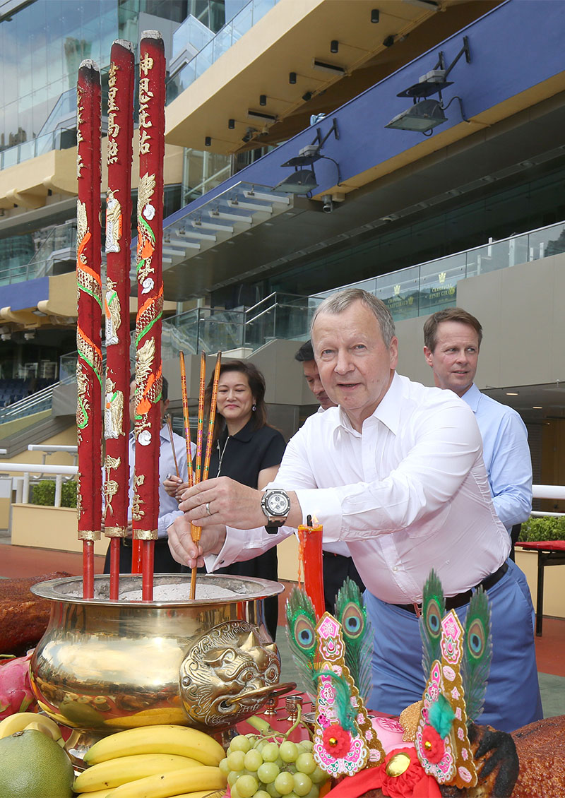 HKJC Chief Executive Officer Winfried Engelbrecht-Bresges and Club officials make their good wishes for the season ahead at Happy Valley.