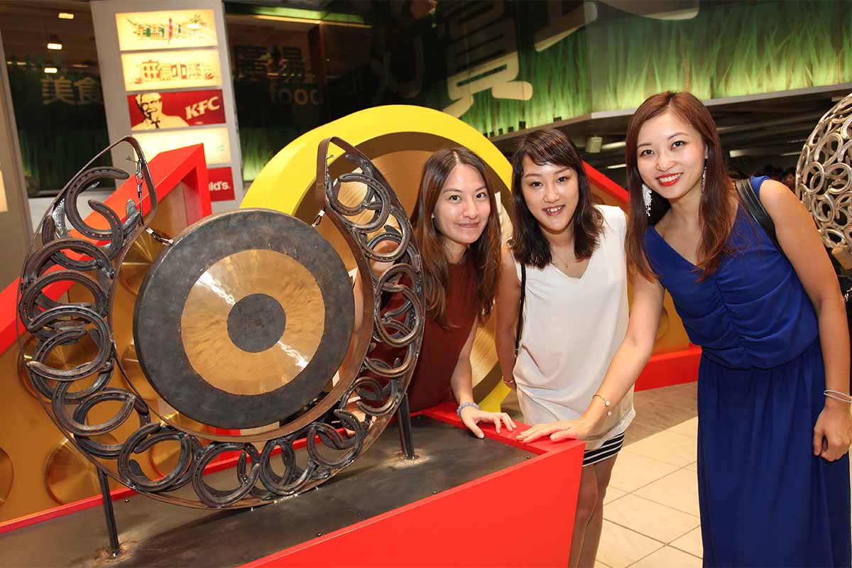 A series of gong sculptures created by the Club’s farriers is exhibited at Sha Tin Racecourse.