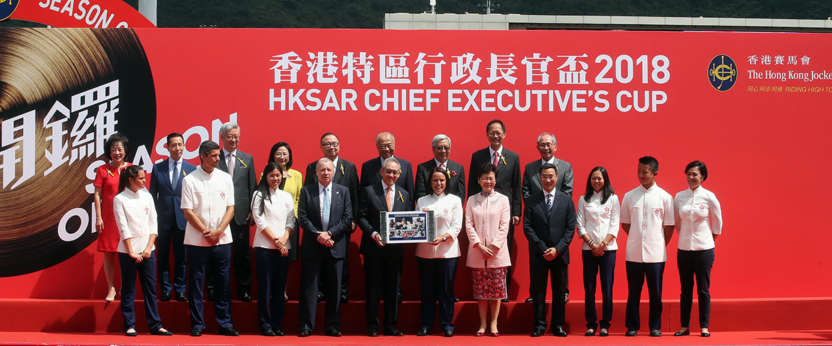 Group photo including Club Chairman Anthony W K Chow (front row, 5th left); HKSAR Chief Executive the Hon Carrie Lam Cheng Yuet-ngor (front row, 5th right); Hong Kong Equestrian Federation President and Club Steward Michael T H Lee (front row, 4th right); Club Stewards (back row); Club Chief Executive Officer Winfried Engelbrecht-Bresges (front row, 4th left); Chef d’Equipe of the Hong Kong Equestrian Team and Club Executive Manager, Equestrian Affairs, Amanda Bond (front row, centre); as well as HKJC Equestrian Team riders Annie Ho (front row, 3rd right), Patrick Lam (front row, 2nd left), Raena Leung (front row, 3rd left), Clarissa Lyra (front row, 1st left), Nicole Pearson (front row, 1st right) and Yu-xuan Su (front row, 2nd right).