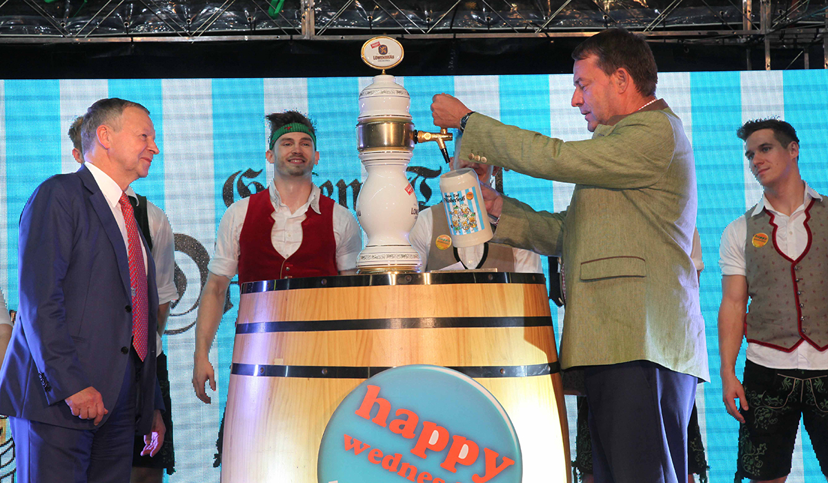 The Oktoberfest party begins at Happy Valley tonight with the official pouring of the first stein of beer by Mr. Dieter Lamlé, Consulate General of the Federal Republic of Germany in Hong Kong (right), and the Hong Kong Jockey Club’s CEO Mr. Winfried Engelbrecht-Bresges (left).
