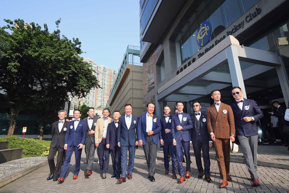 Champion jockey Zac Purton, trainer Frankie Lor and jockey Derek Leung attend today’s event in formal attire, adorned with bow ties, joining officiating guests and models in walking from Causeway Bay to Happy Valley Racecourse.