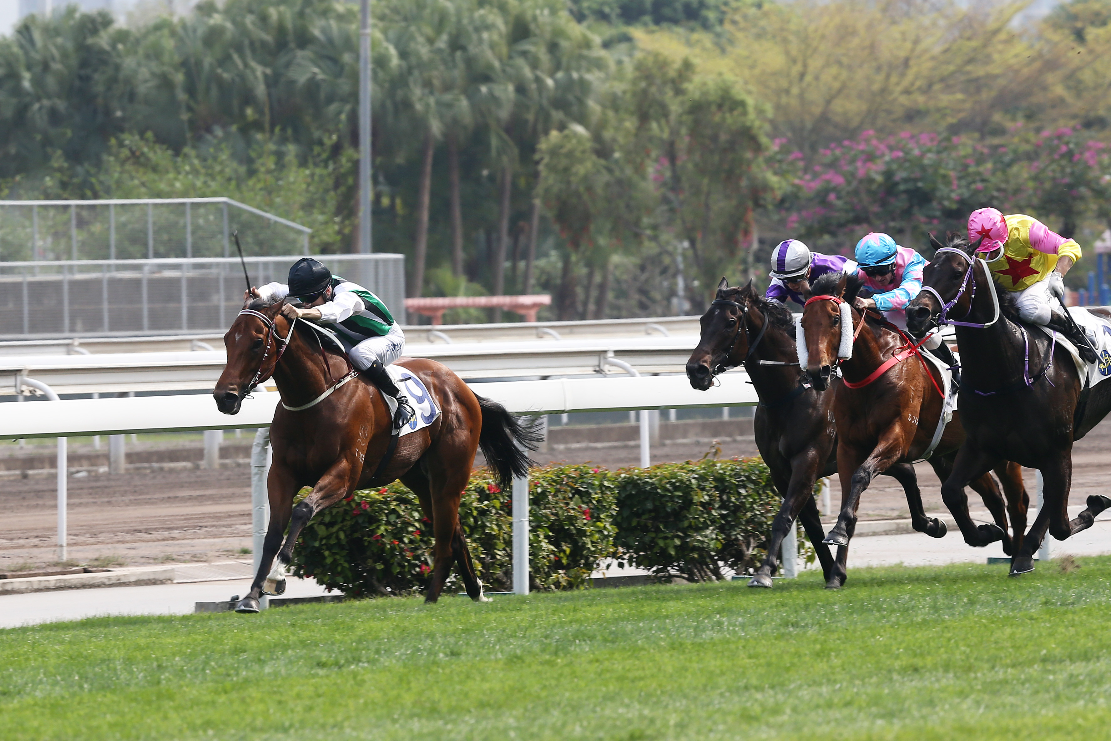 People’s Knight (front) wins at the course and distance with Joao Moreira aboard.