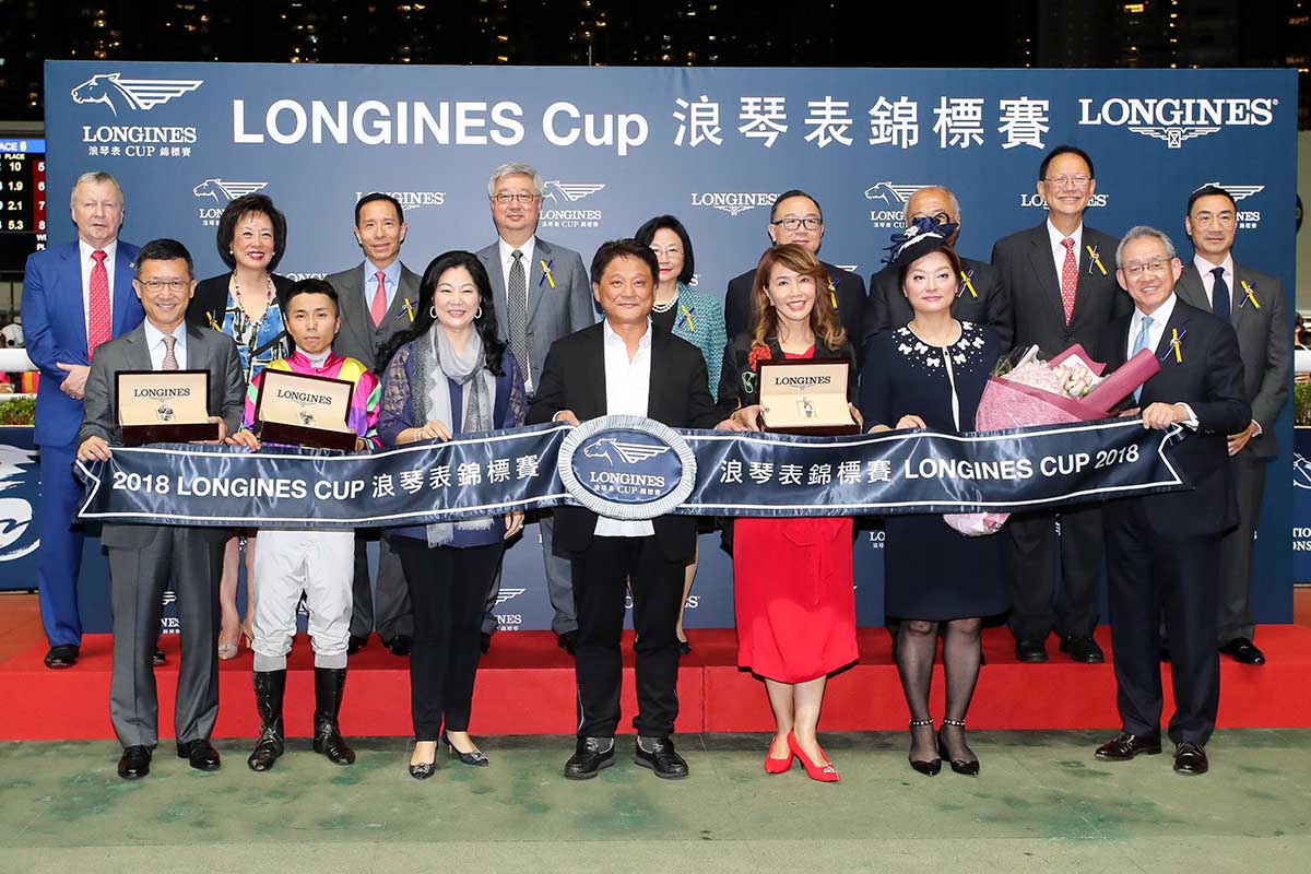 Group photo after the presentation ceremony for the LONGINES Cup.