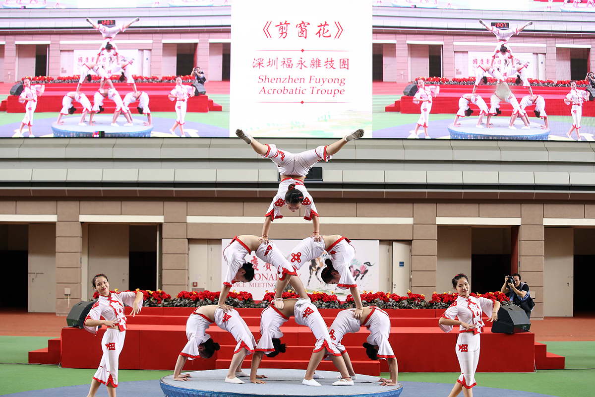The famous Shenzhen Fuyong Acrobatic Troupe catches the audience’s attention with their impressive performance combining dance and balancing skills inspired by traditional paper-cutting.