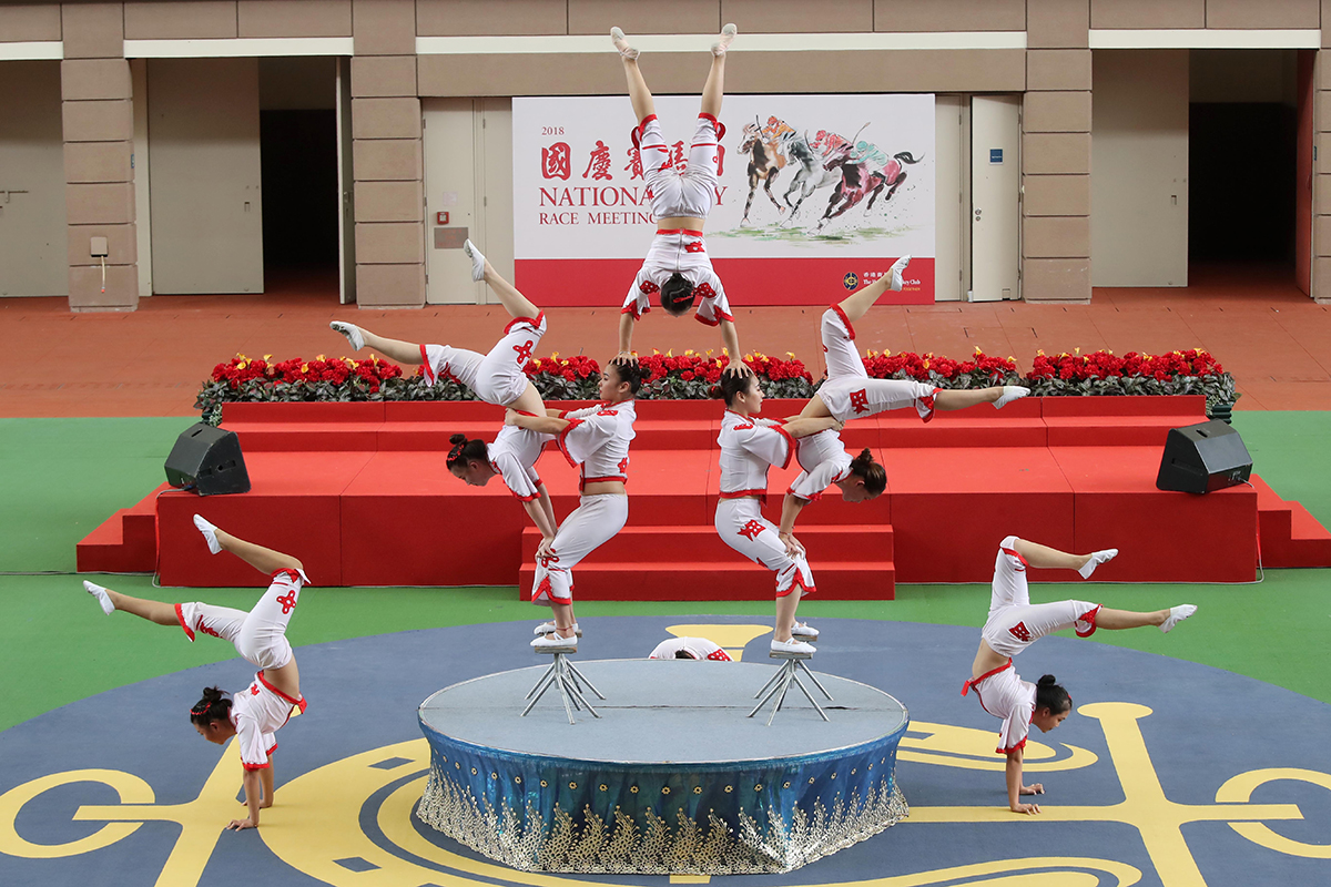 The famous Shenzhen Fuyong Acrobatic Troupe catches the audience’s attention with their impressive performance combining dance and balancing skills inspired by traditional paper-cutting.