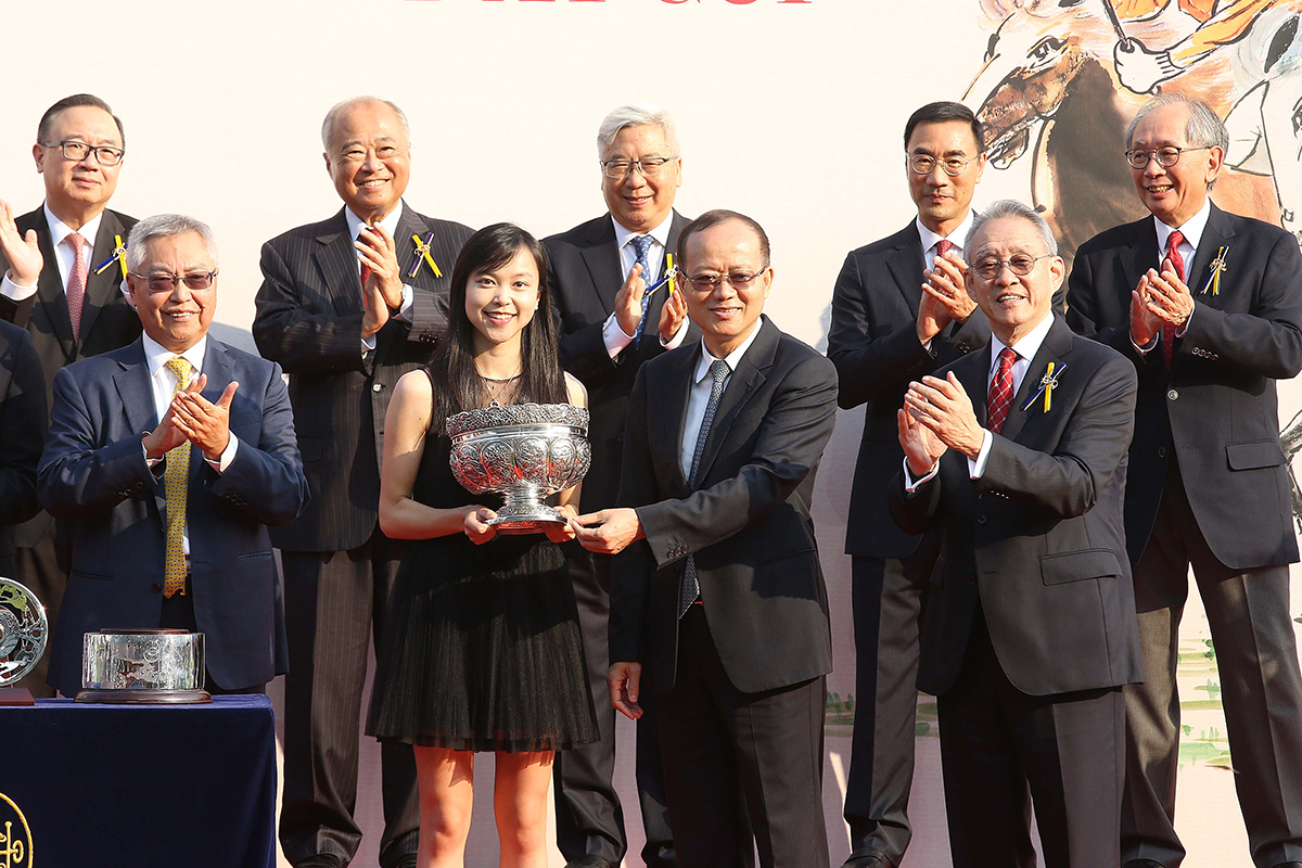 Winning Owner Lau Sak Hong and his daughter receive the National Day Cup from Yang Jian (right), Deputy Director of Liaison Office of the Central People's Government in the HKSAR.