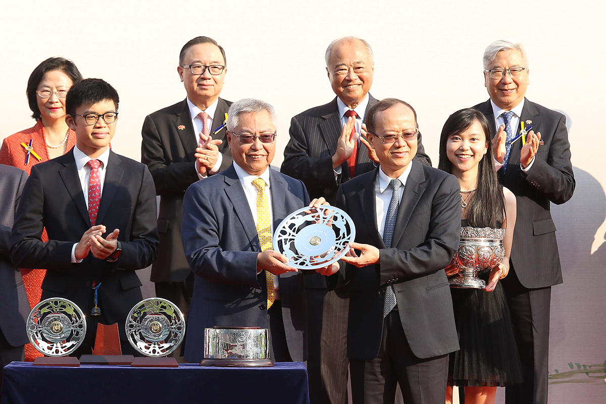Winning Owner Lau Sak Hong and his daughter receive the National Day Cup from Yang Jian (right), Deputy Director of Liaison Office of the Central People's Government in the HKSAR.