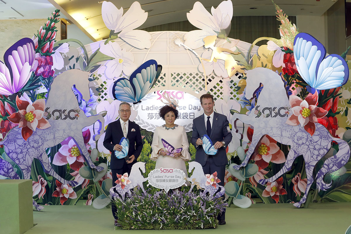 Andrew Harding, The Hong Kong Jockey Club’s Executive Director of Racing (right); Dr. Simon Kwok Siu Ming, Chairman and CEO of Sa Sa International Holdings Limited (left) and Dr. Eleanor Kwok, Vice-Chairman of Sa Sa International Holdings Limited (middle), join together to launch this year’s Sa Sa Ladies’ Purse Day, which will be staged on 4 November at Sha Tin Racecourse.