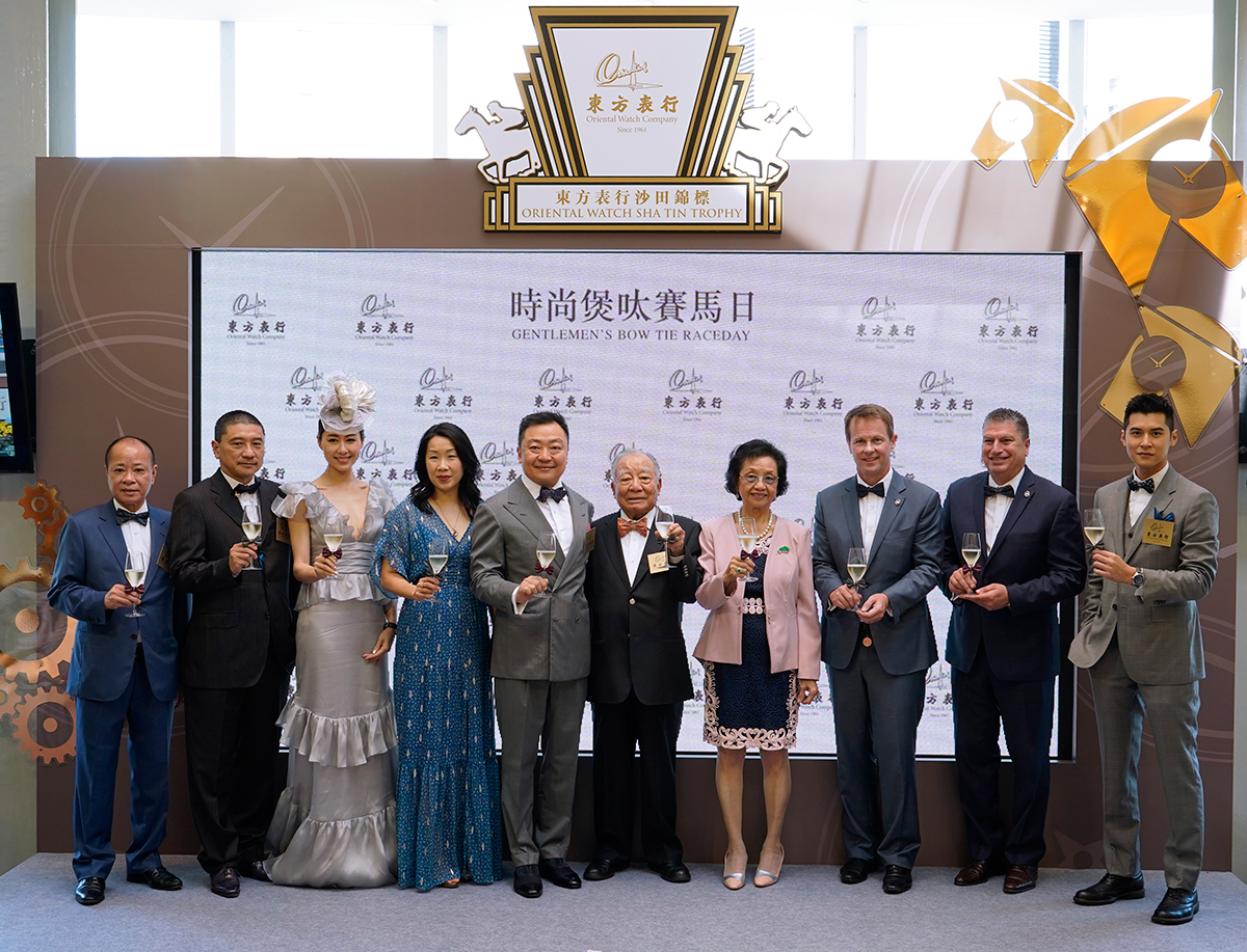 Renowned artistes Nancy Wu and Carlos Chan attend the event as special guests. They join officiating guests at the toasting ceremony to wish the Gentlemen’s Bow-tie Day every success.