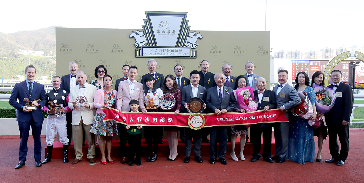All pose for a group photo after the presentation ceremony of the Oriental Watch Sha Tin Trophy.