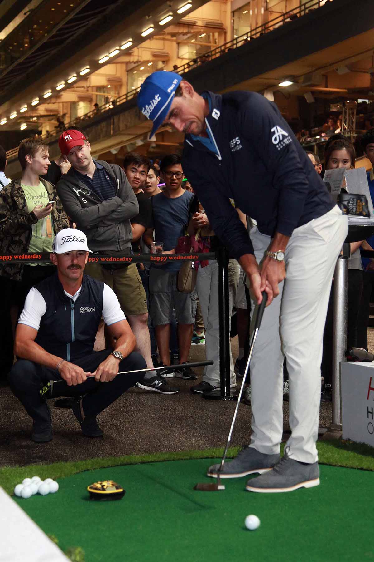 World-class golfers Wade Ormsby (Photo 4 – left) and Rafa Cabrera Bello (Photo 4 – right) show off their putting skills during their visit at the Beer Garden at Happy Valley Racecourse tonight. Both Ormsby and Bello will take part in the Honma Hong Kong Open at Fanling tomorrow.
