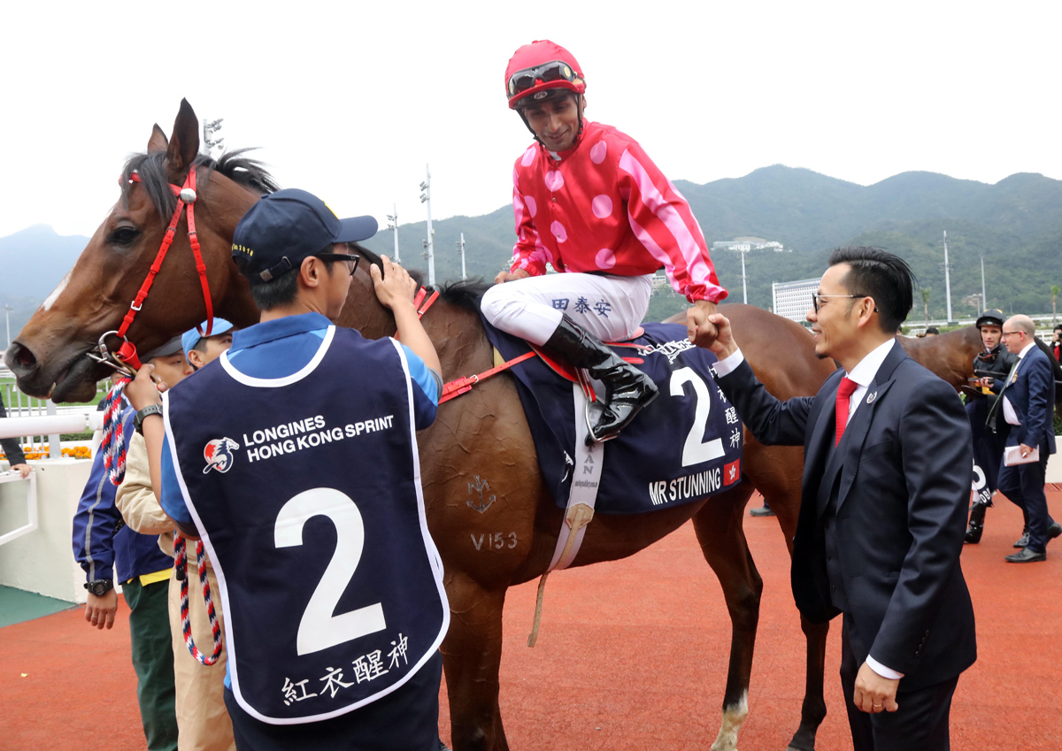 Teetan and trainer Frankie Lor celebrate their maiden success at the HKIR.