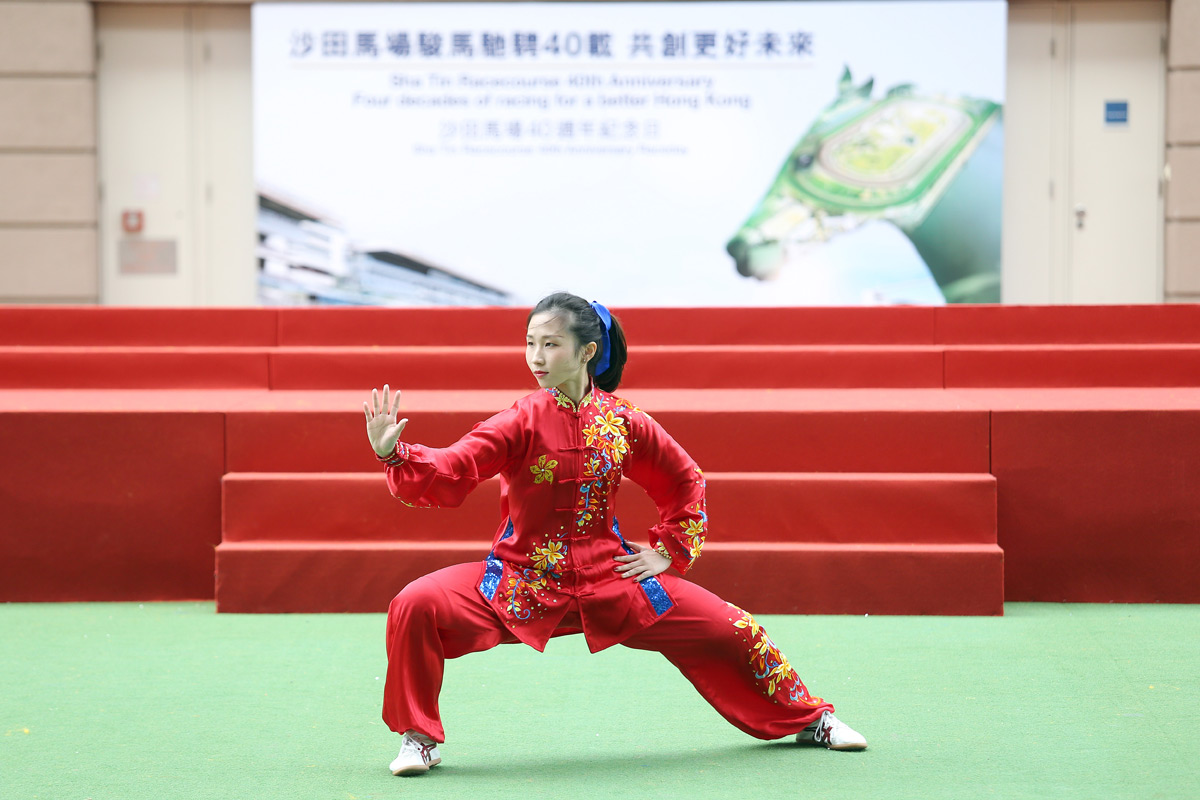 2018 Asian Games medallists Juanita Mok Uen-ying (Photo 6), who won silver in the women’s Wushu all-round Taijiquan and Taijijian event, and Grace Lau Mo-sheung (Photo 7), who won bronze in the women’s Karatedo kata, give a martial arts demonstration at the Sha Tin Racecourse 40th Anniversary Raceday celebration.
